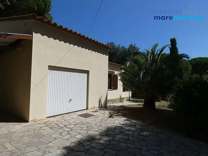 Casa amb piscina de planta baixa amb aire condicionat.