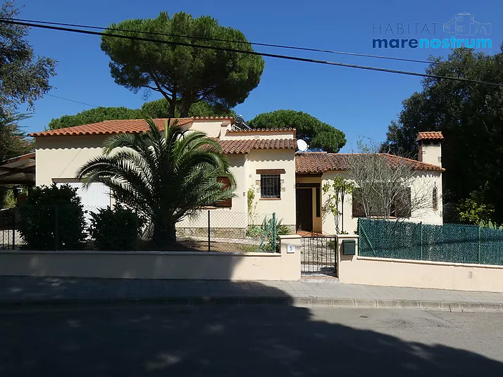 Casa amb piscina de planta baixa amb aire condicionat.